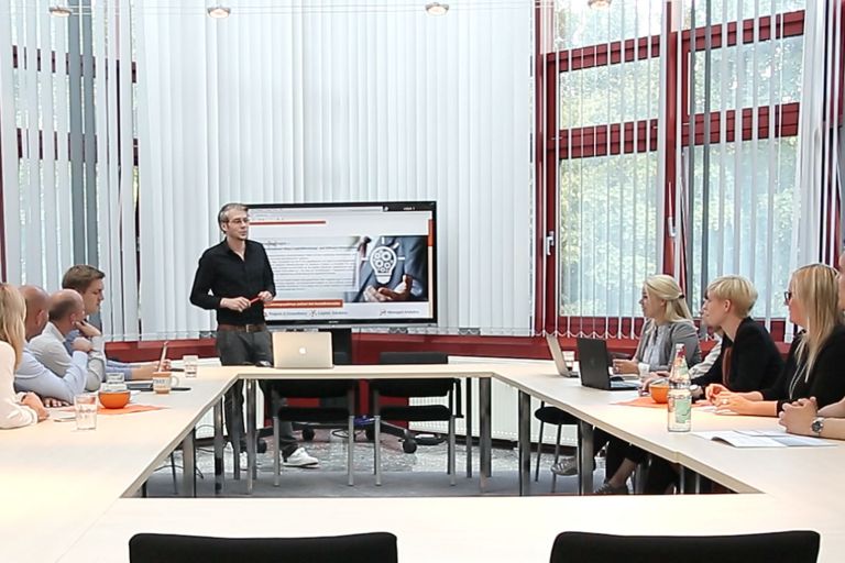 Schulung mit Präsentation auf einem Fernseher – Automatisierungs-Workshop – develogment Schulung mit Präsentation auf einem Fernseher - Automatisierungs-Workshop - develogment