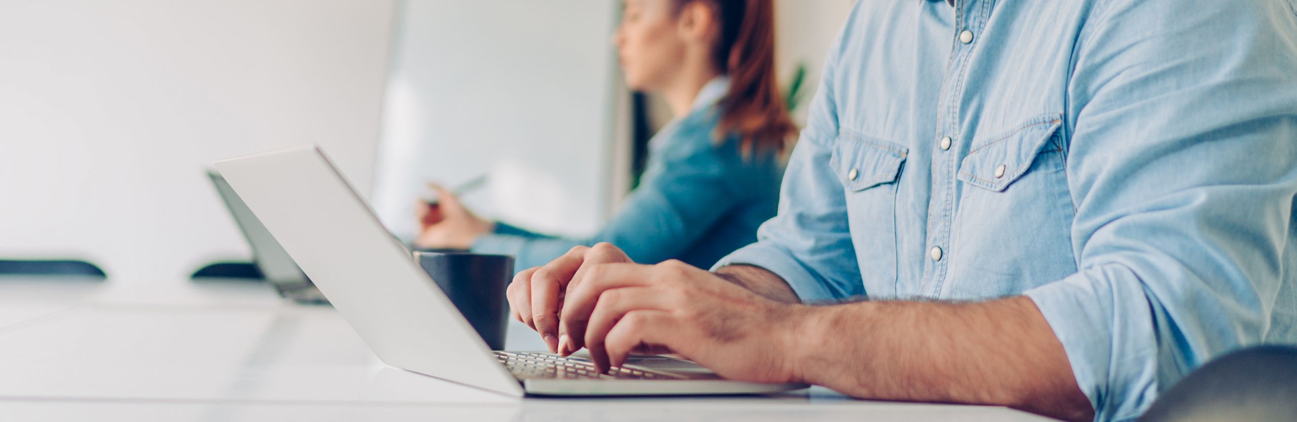 Business Process Automation Mann und Frau arbeiten am Laptop