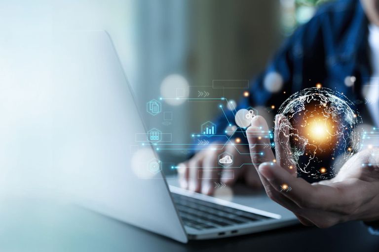 Hand hält Weltkugel am Laptop - supply chain - develogment