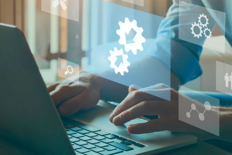 Laptop und Icons - supply chain - develogment